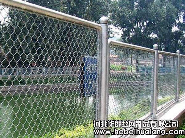 <a href='http://www.hebeihualang.com/index.php?show--cid-26-id-245.html'target='_blank'>码头隔离栅</a>